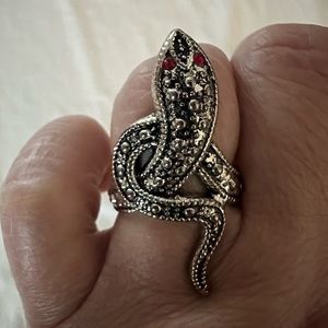 💜3/$20 Silver Fashion Snake Ring with shiny black/stud details & red stone eyes